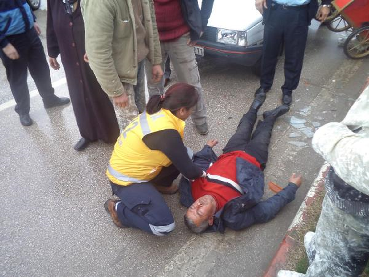 Otomobilin Çarptığı Simitçi Yaralandı