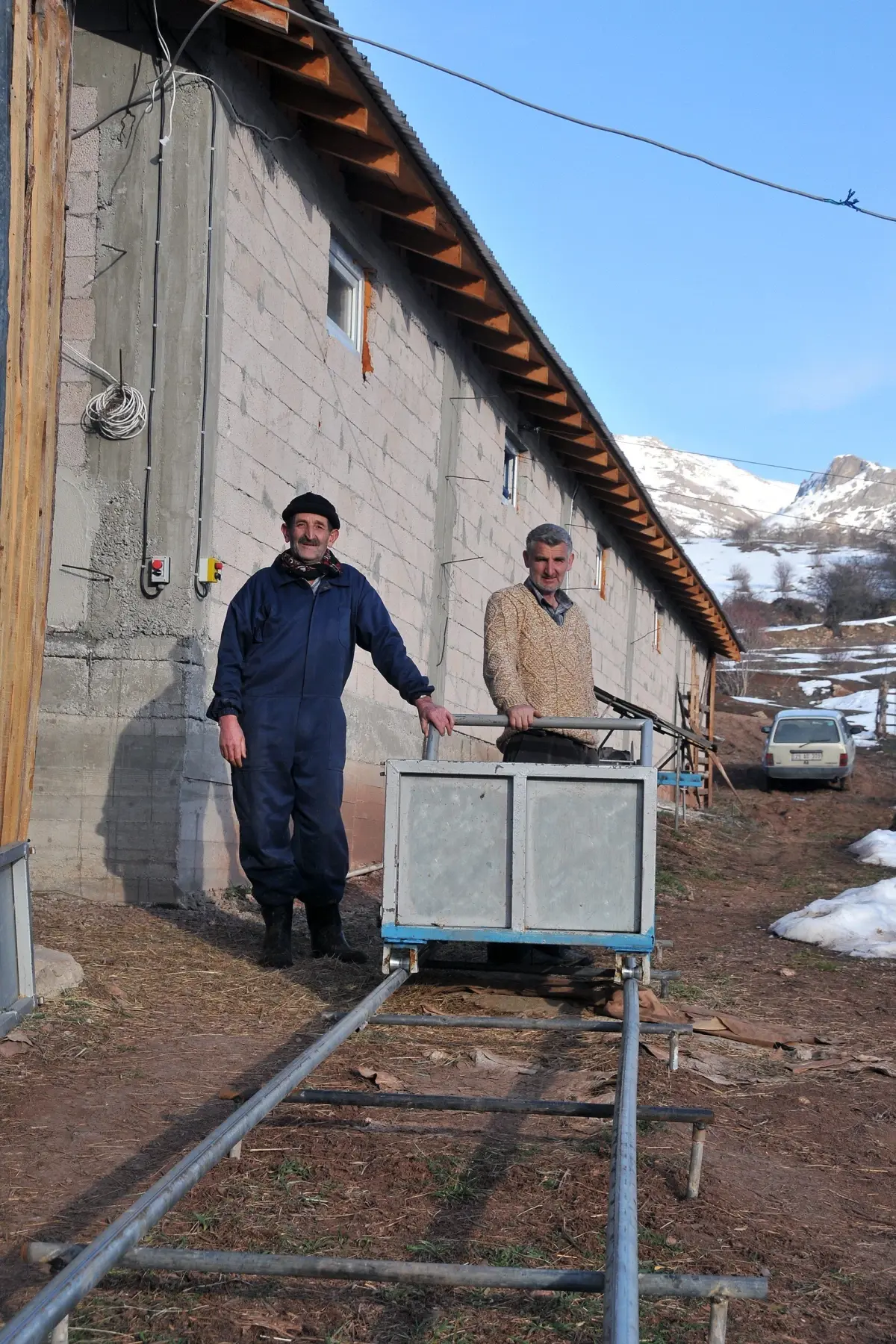 Otunu Rayla, Sütünü Teleferikle Taşıyor