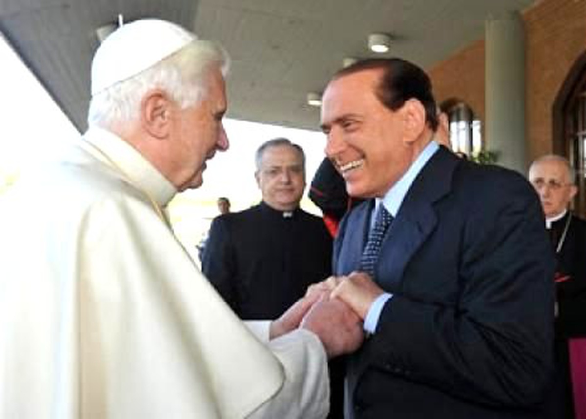 \'Papa\'nın İstifası Berlusconi\'ye Yaramayacak\'