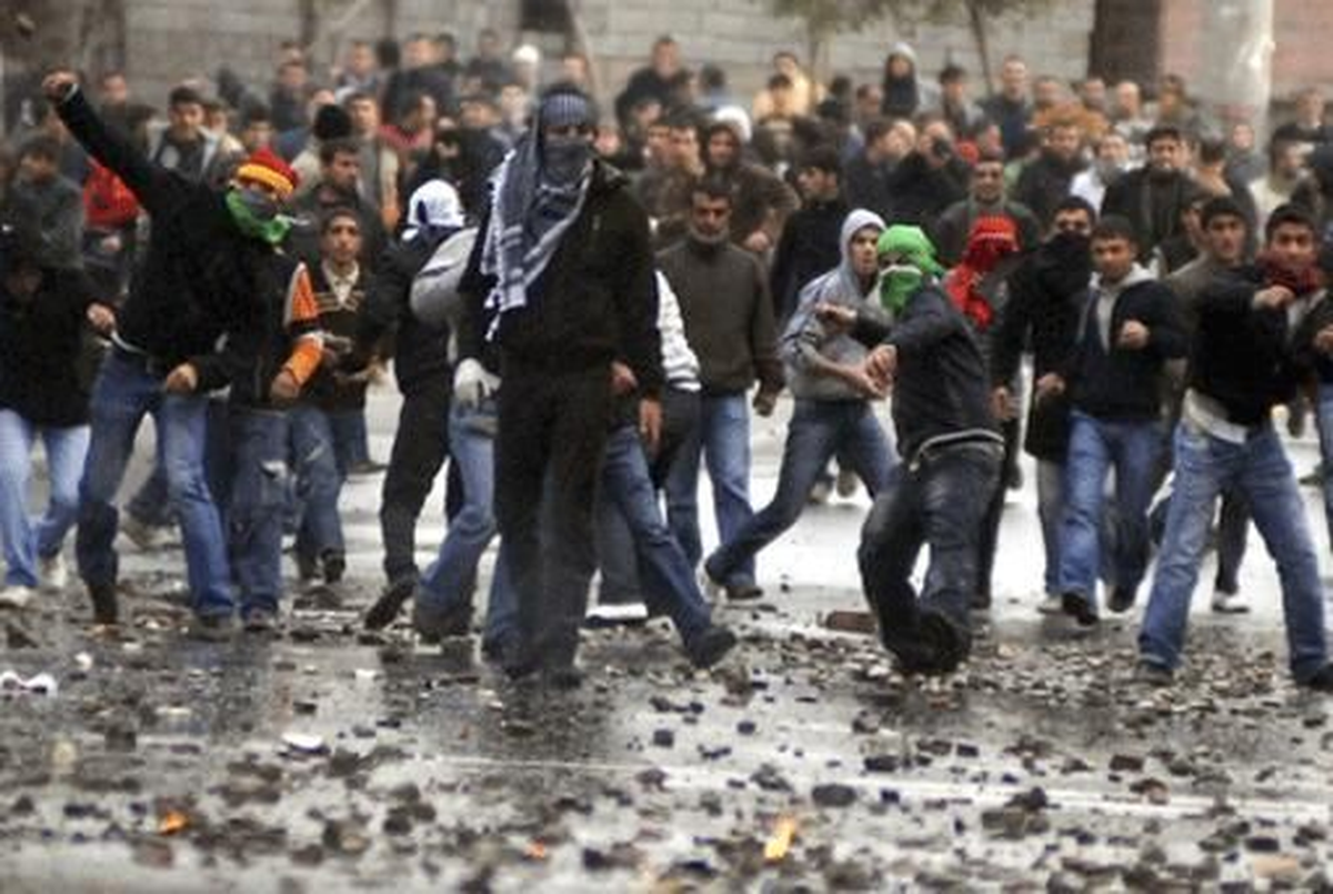 Polise Taş Atan 16 Üniversite Öğrencisine 51 Yıl Hapis