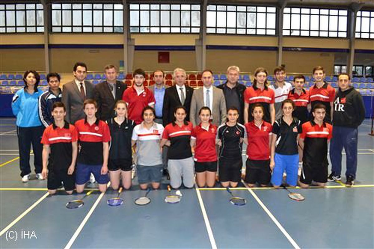 Şahin\'den Badminton Milli Takımına Moral Ziyareti