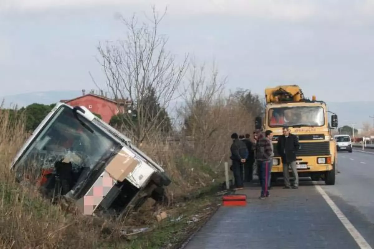 Yolcu Otobüsü Şarampole Devrildi