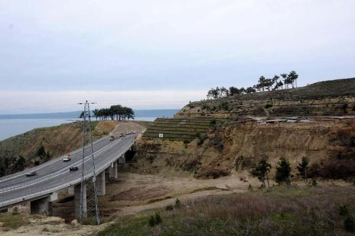 Çanakkale\'deki Toprak Kayması Sonucu Çöken Yol