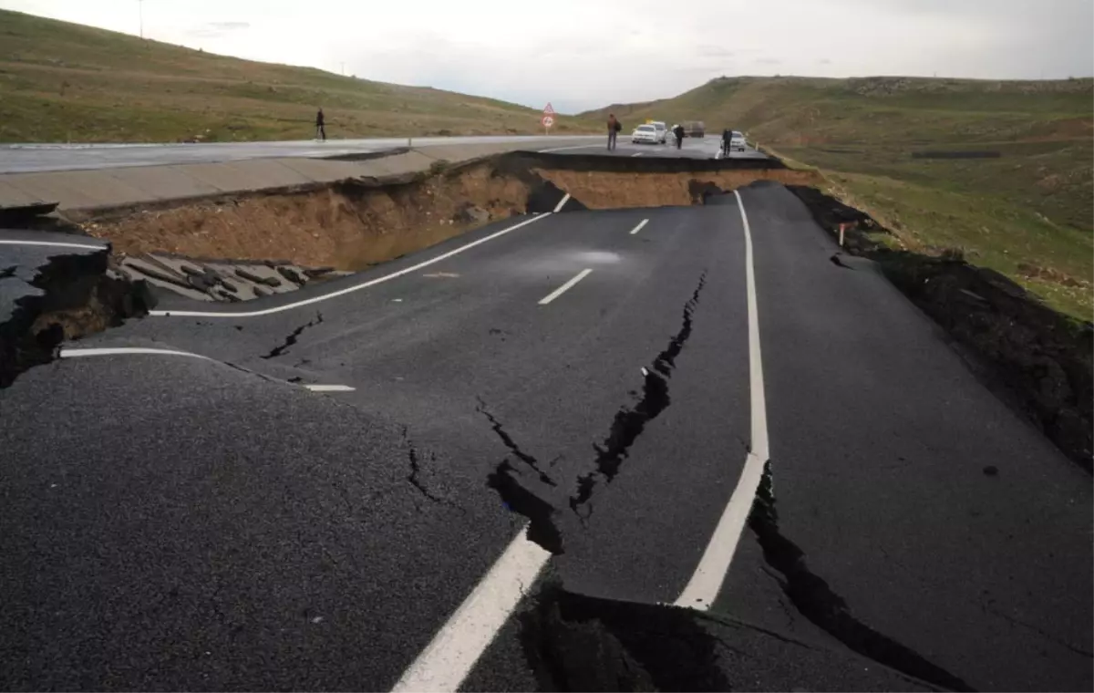 Cizre-Nusaybin Karayolunda Yol Çöktü