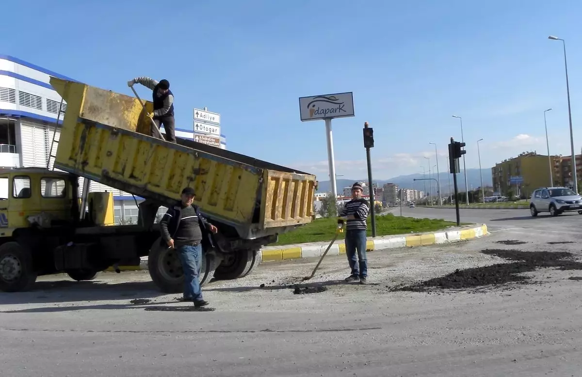 Edremit\'te Köstebek Yuvasına Dönen Yollar Şoförleri İsyan Ettirdi