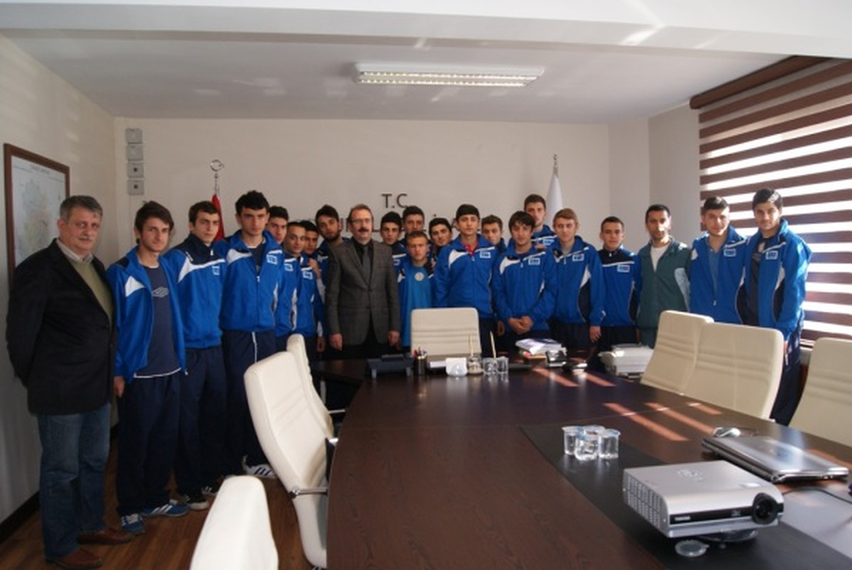 Genç Futbolculardan Arslan\'a Ziyaret