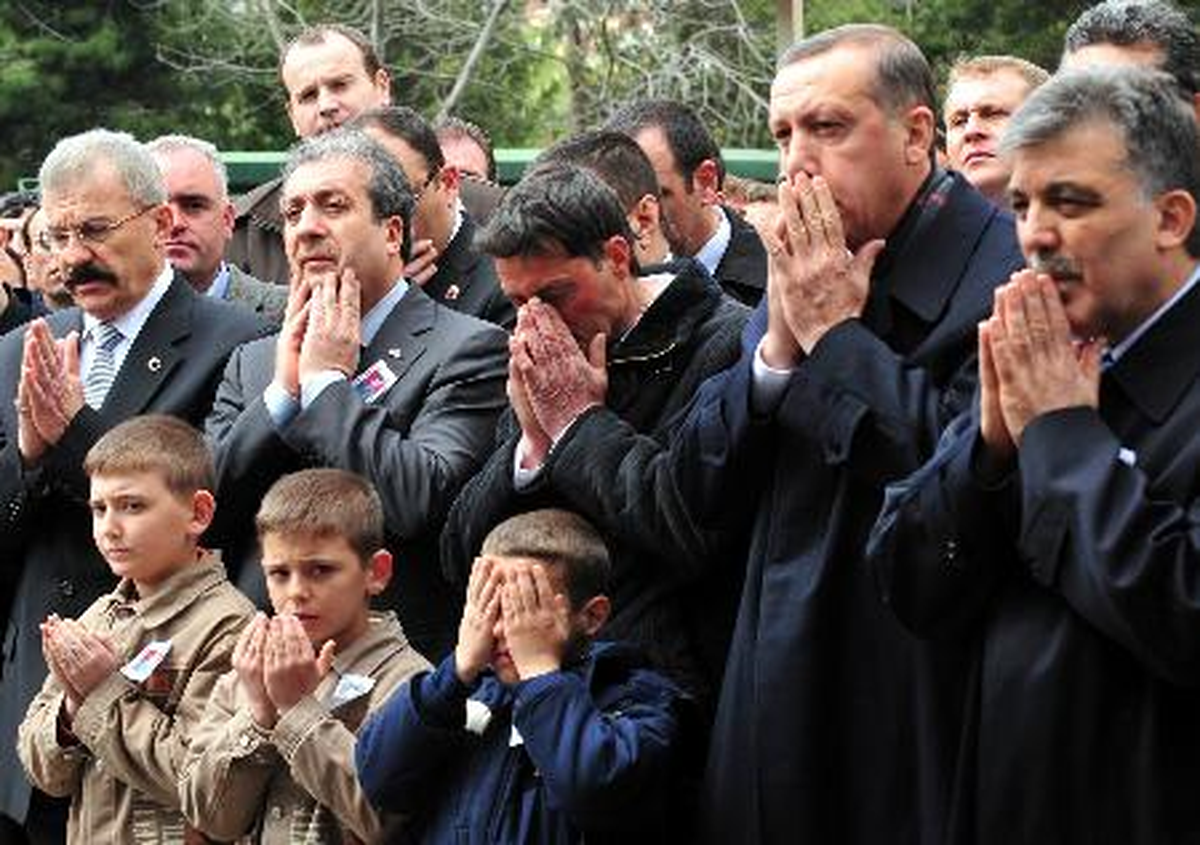 Gül, İş Adamı Ayan\'ın Babasının Cenaze Törenine Katıldı