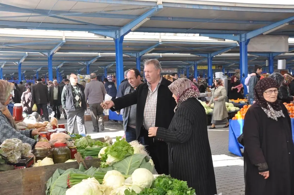 Güneşli Hava Pazarcı Esnafını Sevindirdi