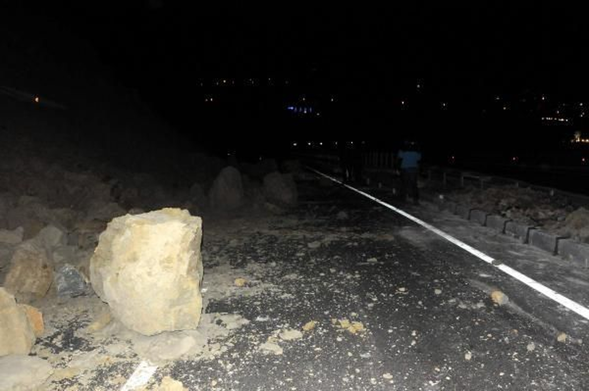 İzmir-Çanakkale Yolu Heyelan Nedeniyle Kapandı
