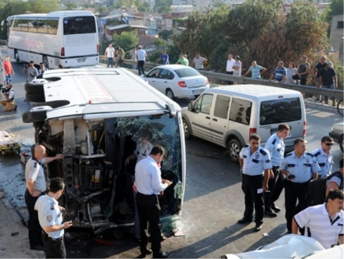 İzmir\'de Trafik Kazası: 3 Ölü