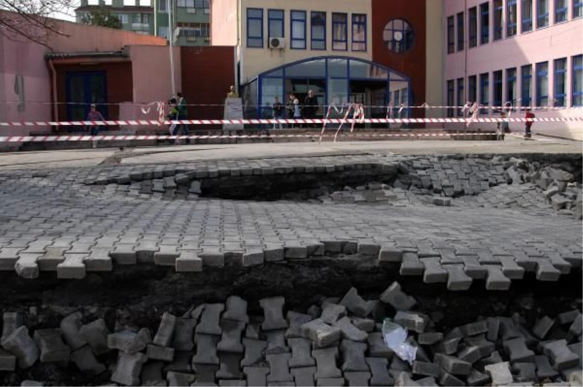 Karabük Okulun Bahçesinde Korkutan Çökme