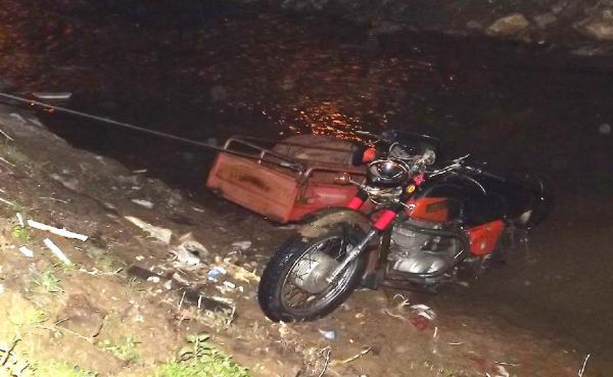 Motosikletiyle Dereye Uçan Sürücü Yaralandı