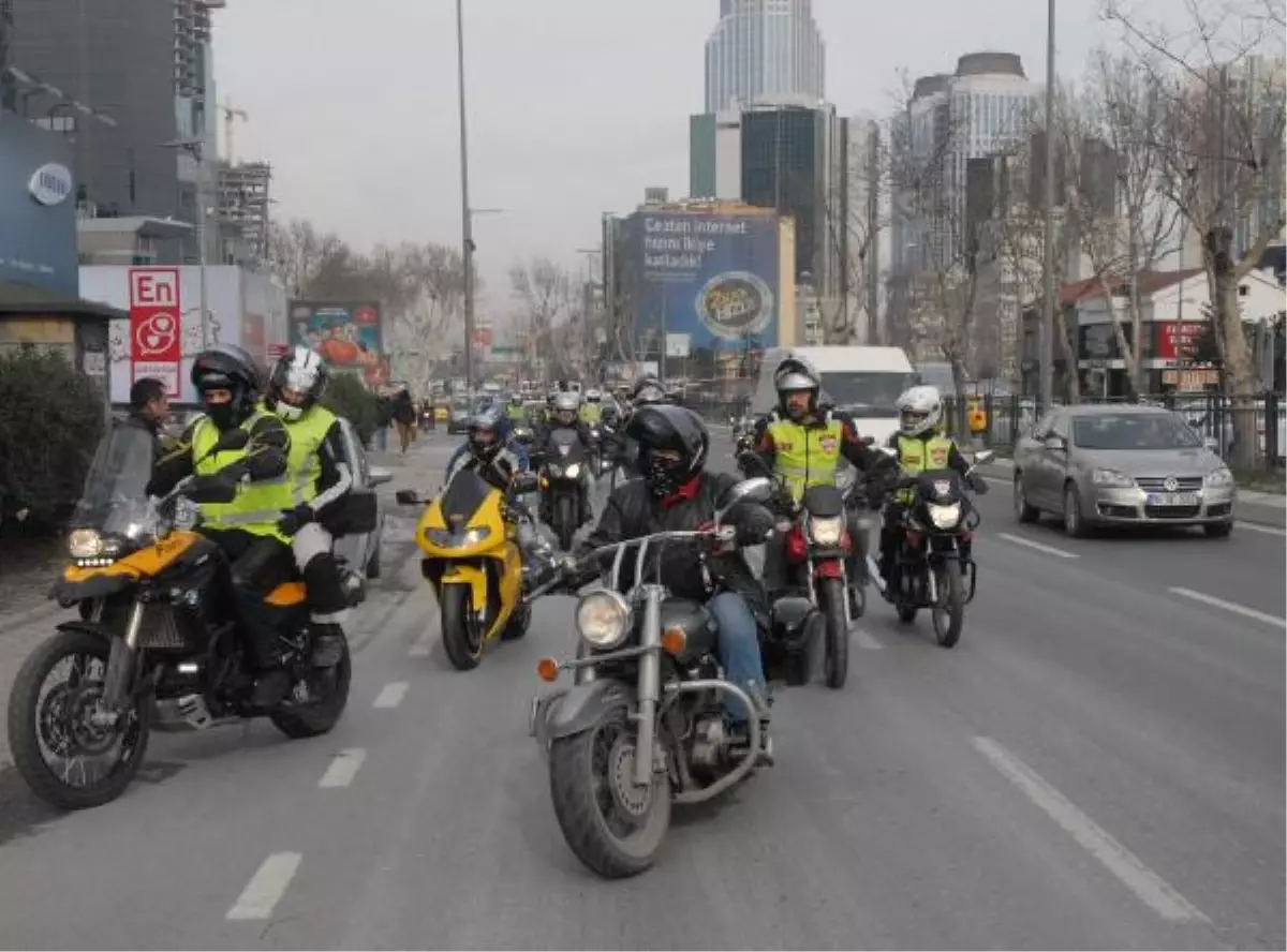 Motosikletlilerden İsviçre Konsolosuluğu Önünde Alkışlı Protesto