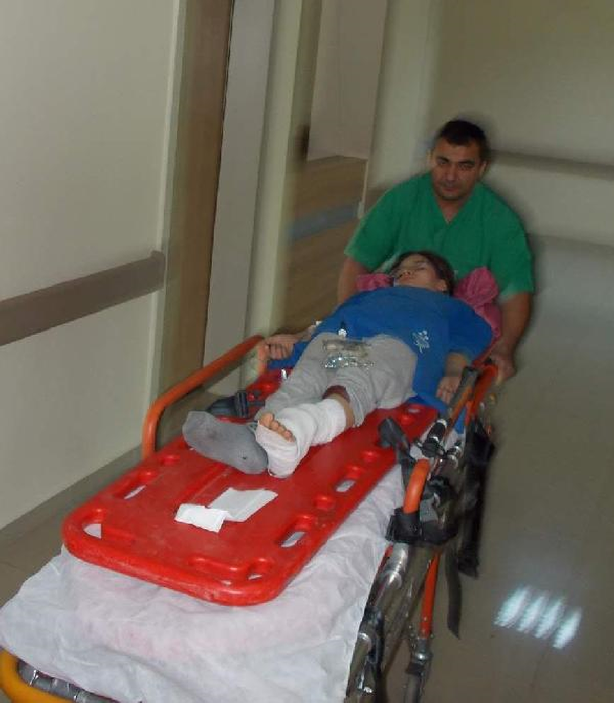 Okul Çıkışı Otomobilin Çarptığı 2 Öğrenci Yaralandı