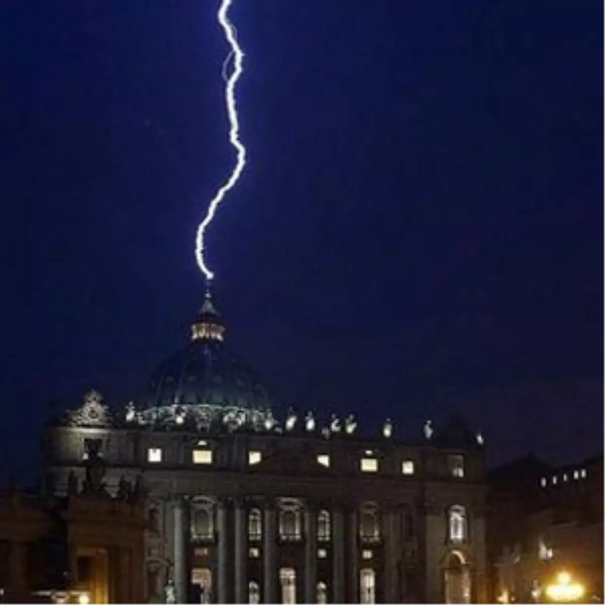 Papa İstifa Etti Kiliseye Yıldırım Düştü