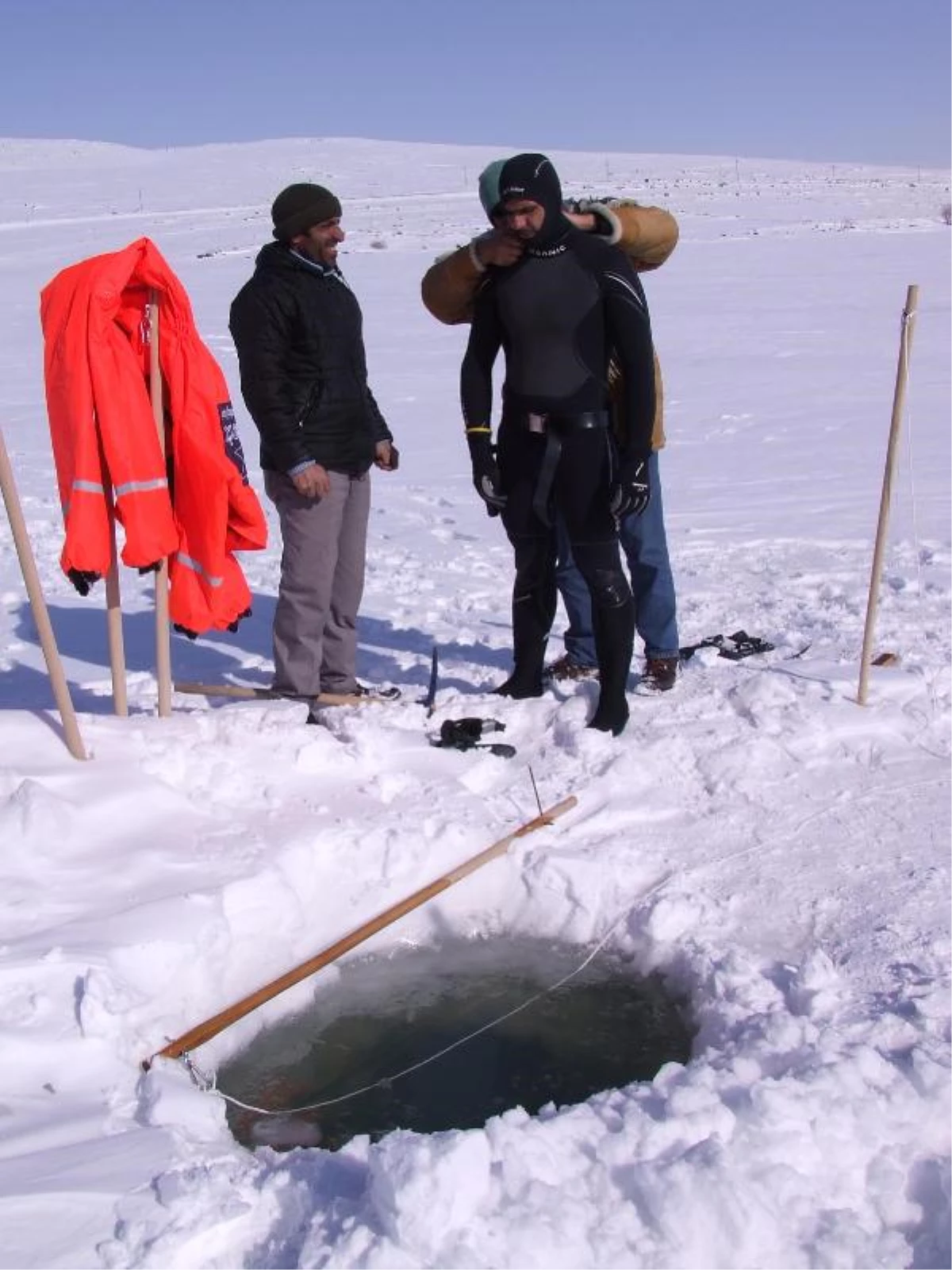 Rekor İçin Buz Tutan Göle Daldı