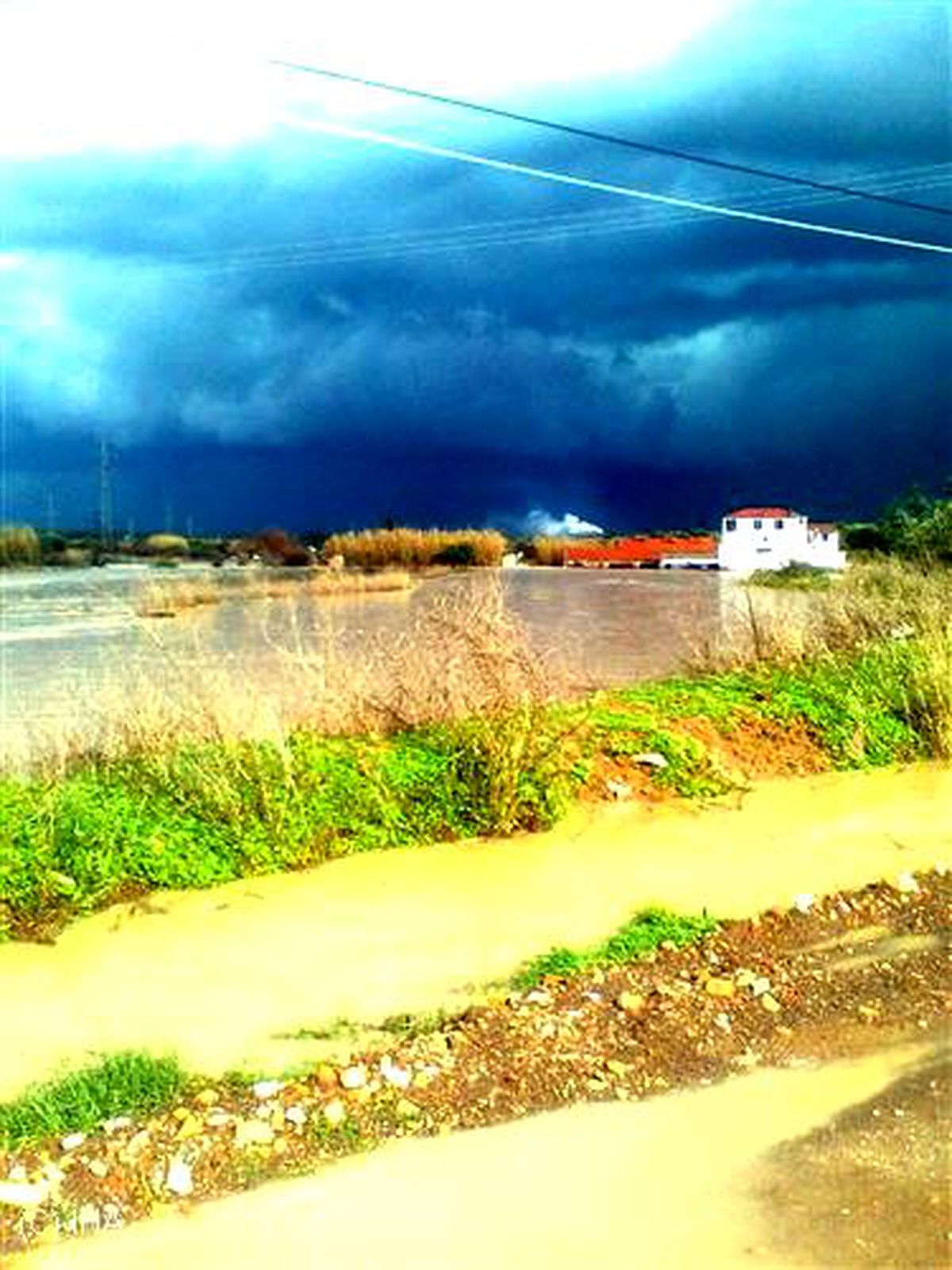 Sel Suları Ayvalık\'ta Köy Yollarını Zorluyor