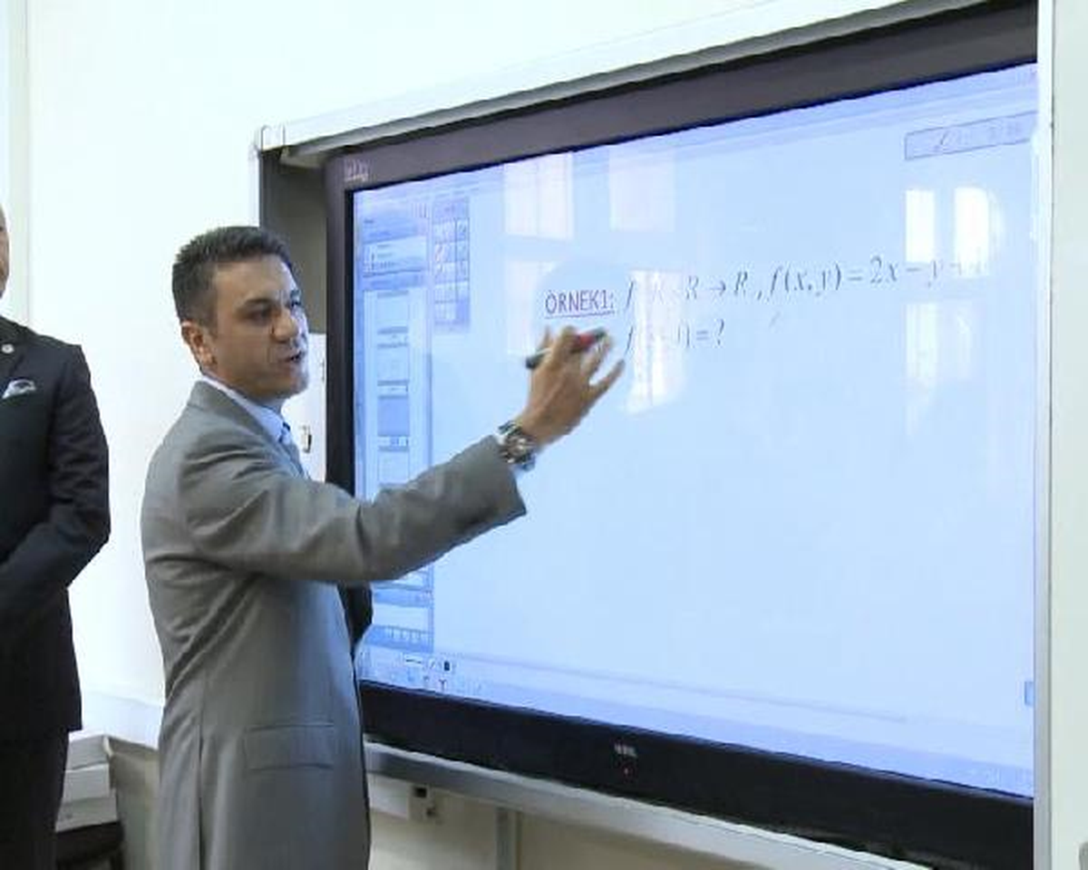 Tablet Bilgiyarlarını Alan Öğrencilerden Vali Mutlu\'yu Güldüren Sorular