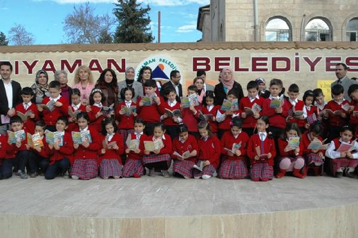 14 Şubat Sevgililer Günü\'nde 14 Dakika Kitap Okudular