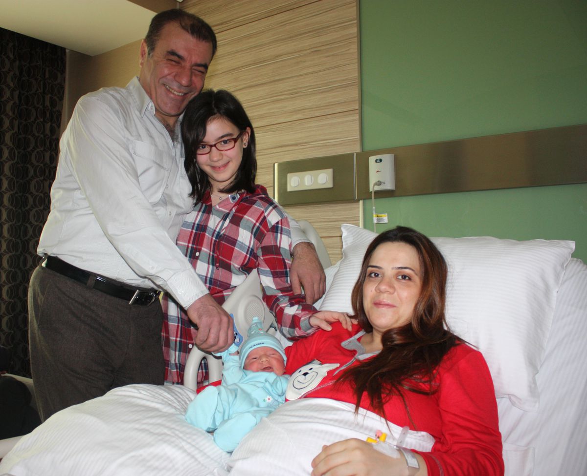 14 Şubat Sevgililer Günü\'nde Aşklarını Bebekle Taçlandırdılar