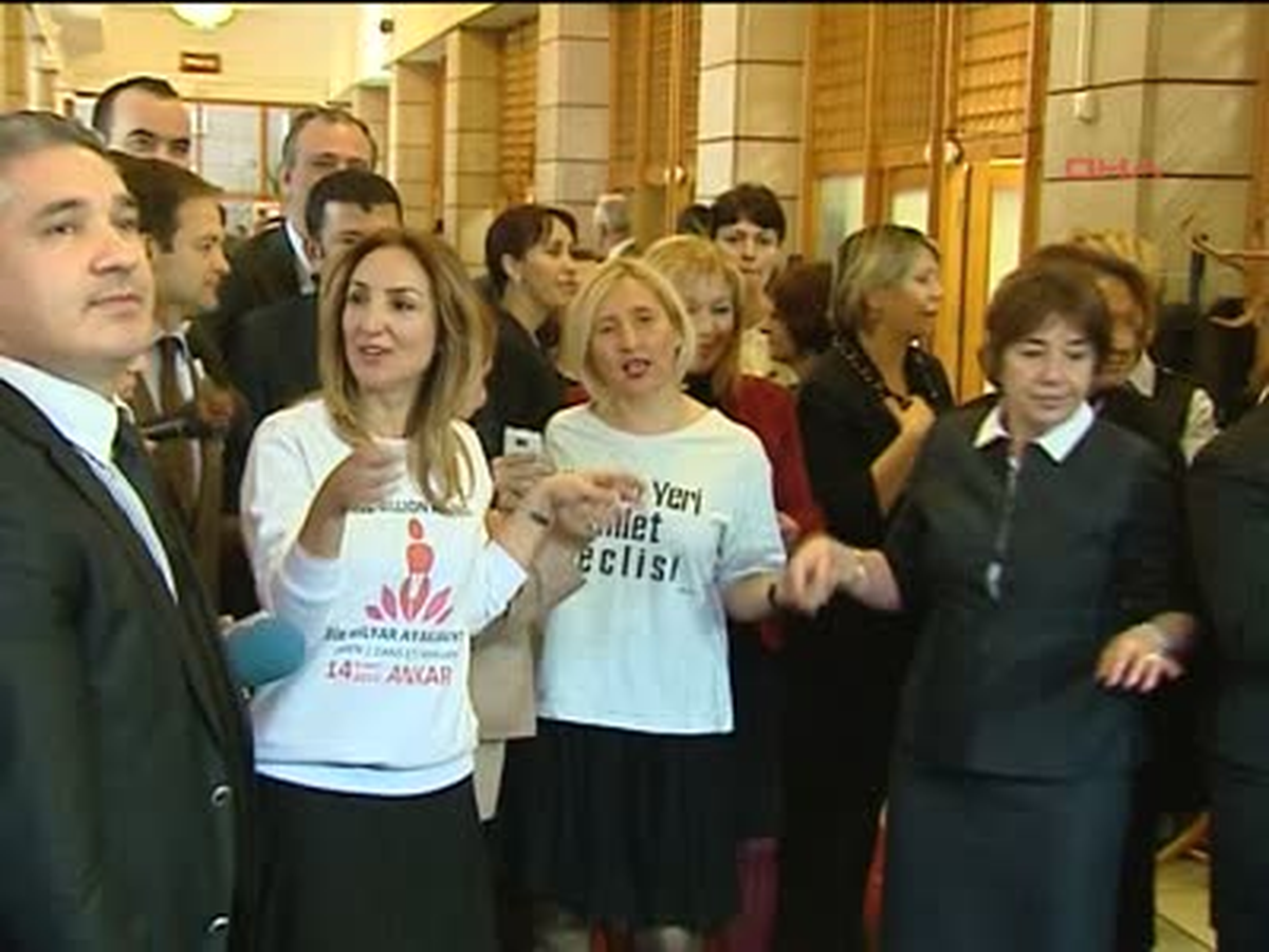 1ak Parti ve CHP\'li Kadın Milletvekilleri Meclis\'te Dans Etti
