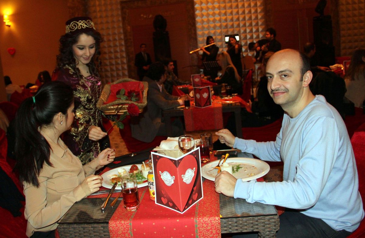 41 Yıllık Evliliklerini Bitiren Çift Sevgililer Gününde Yeniden Evlendi