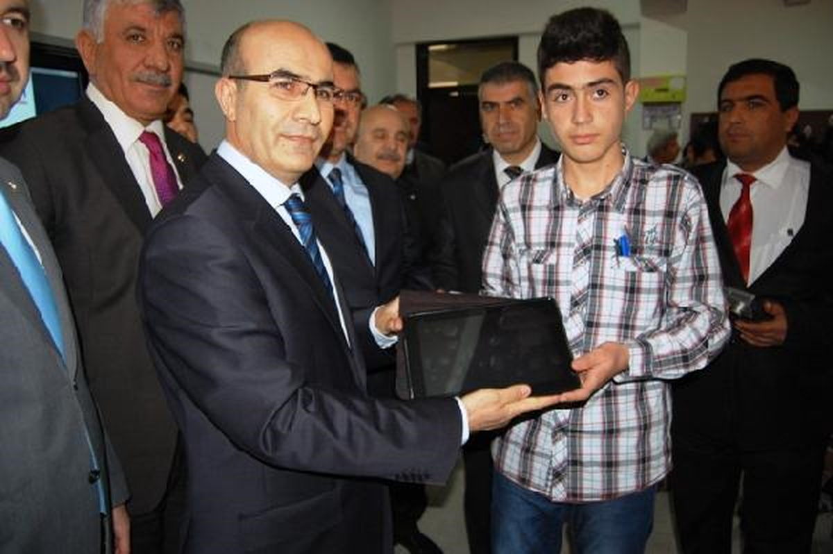 Adıyaman\'da 412 Öğrenci ve 79 Öğretmene Tablet Bilgisayar