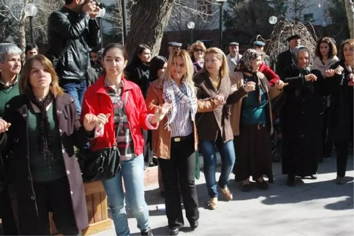 Adıyamanlı Kadınlardan Halaylı Şiddet Protestosu