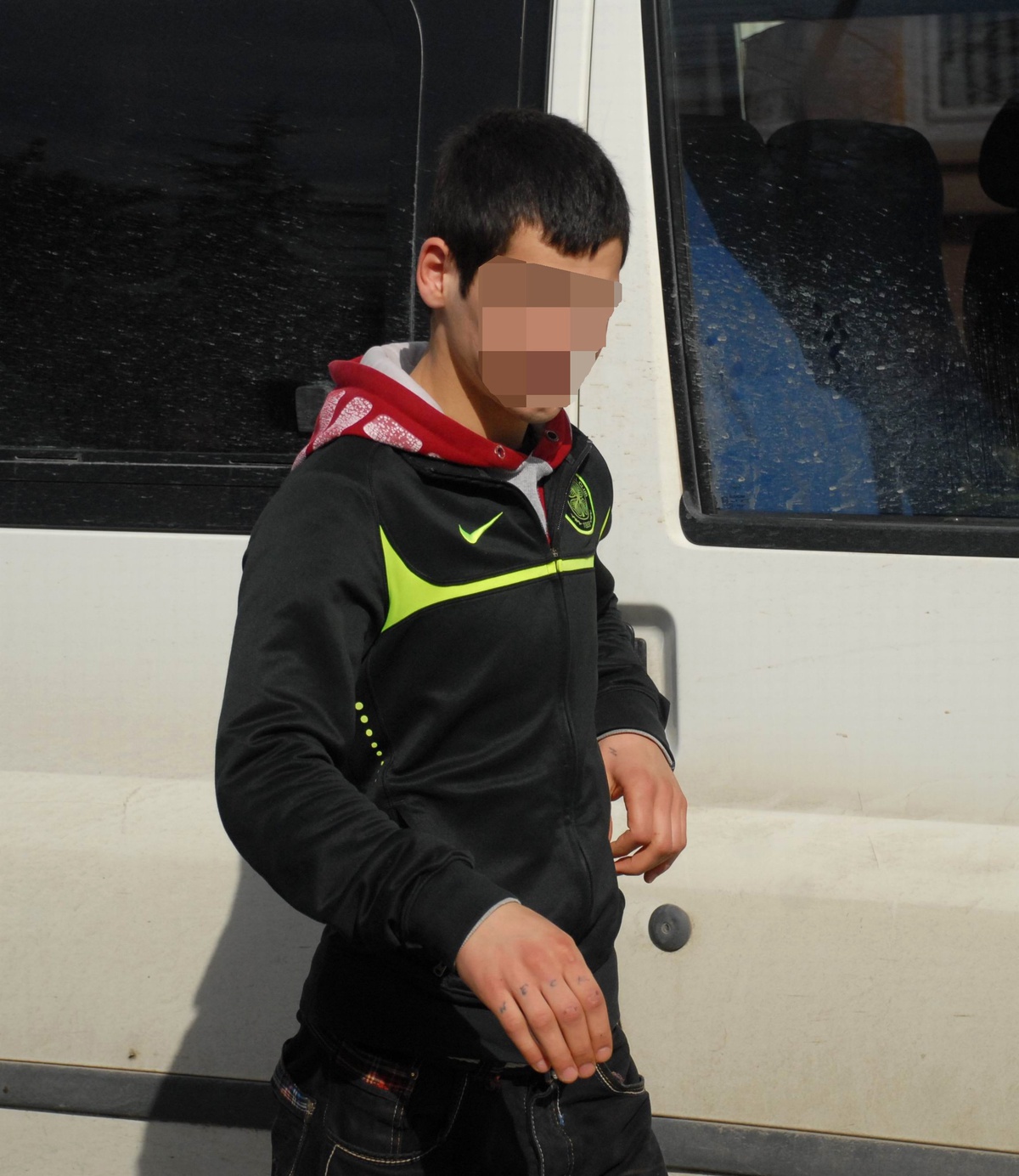 Ağzında Sigarayla Spor Yaparken Kendisini Uyarını Bıçakladı