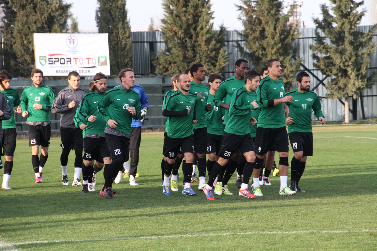 Akhisar Belediyespor Lidere Karşı