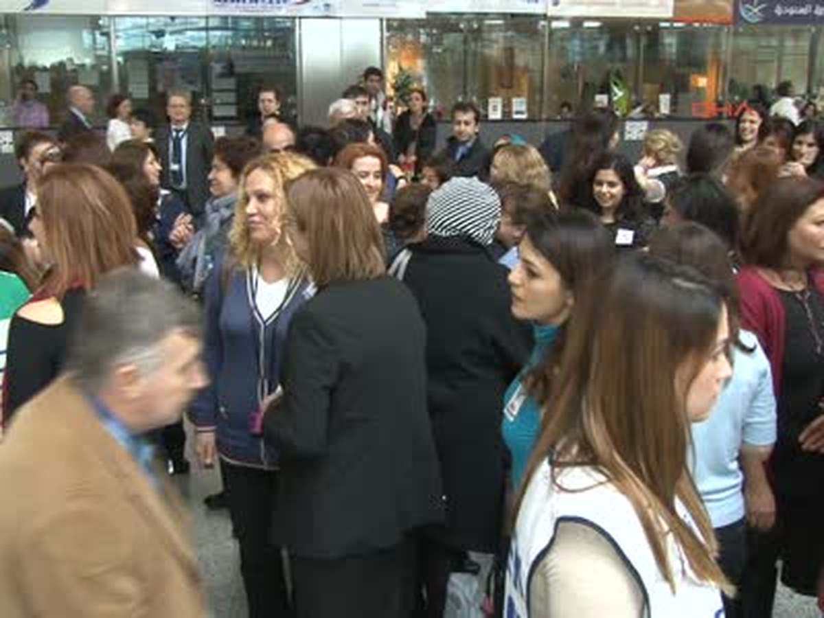Havalimanı\'nda Şiddete Karşı Dans