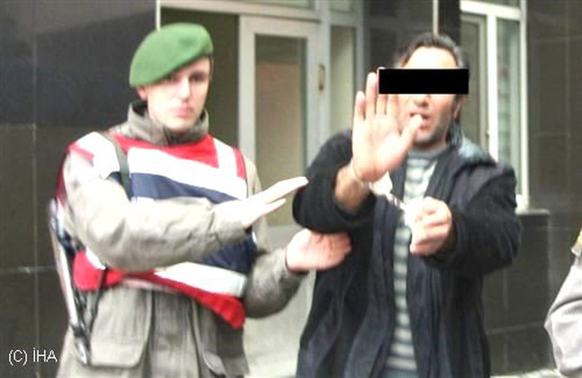 Balıkesir\'de Jandarmadan Villaya Mülteci Baskını