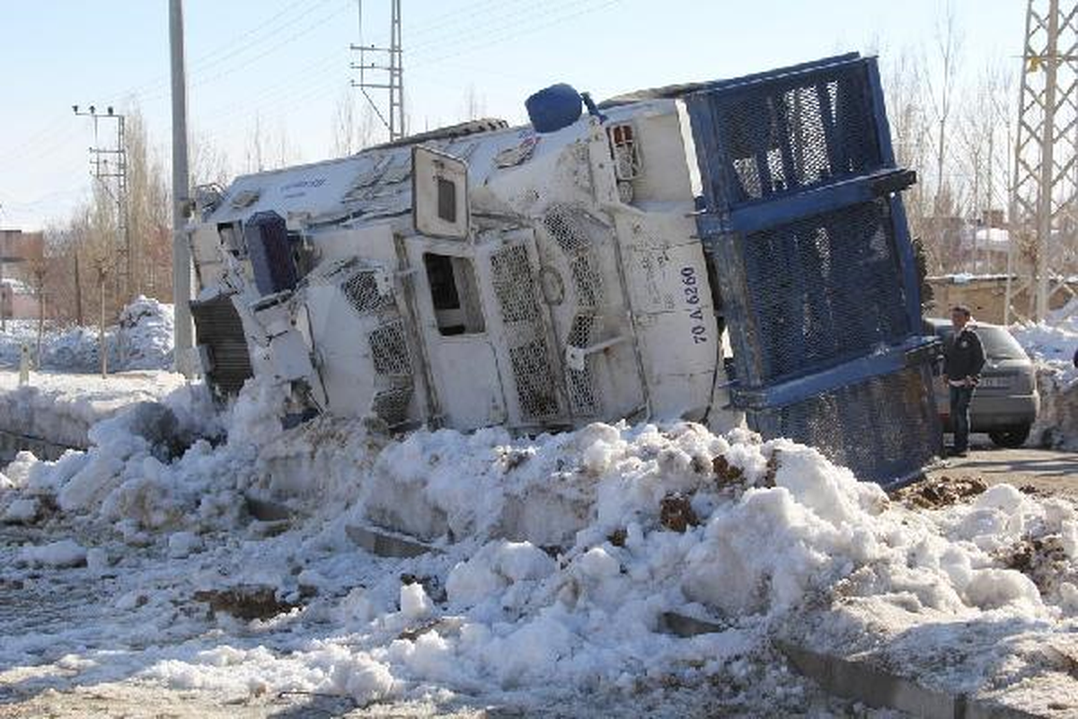 Polis Panzeri Takla Attı: 3 Yaralı