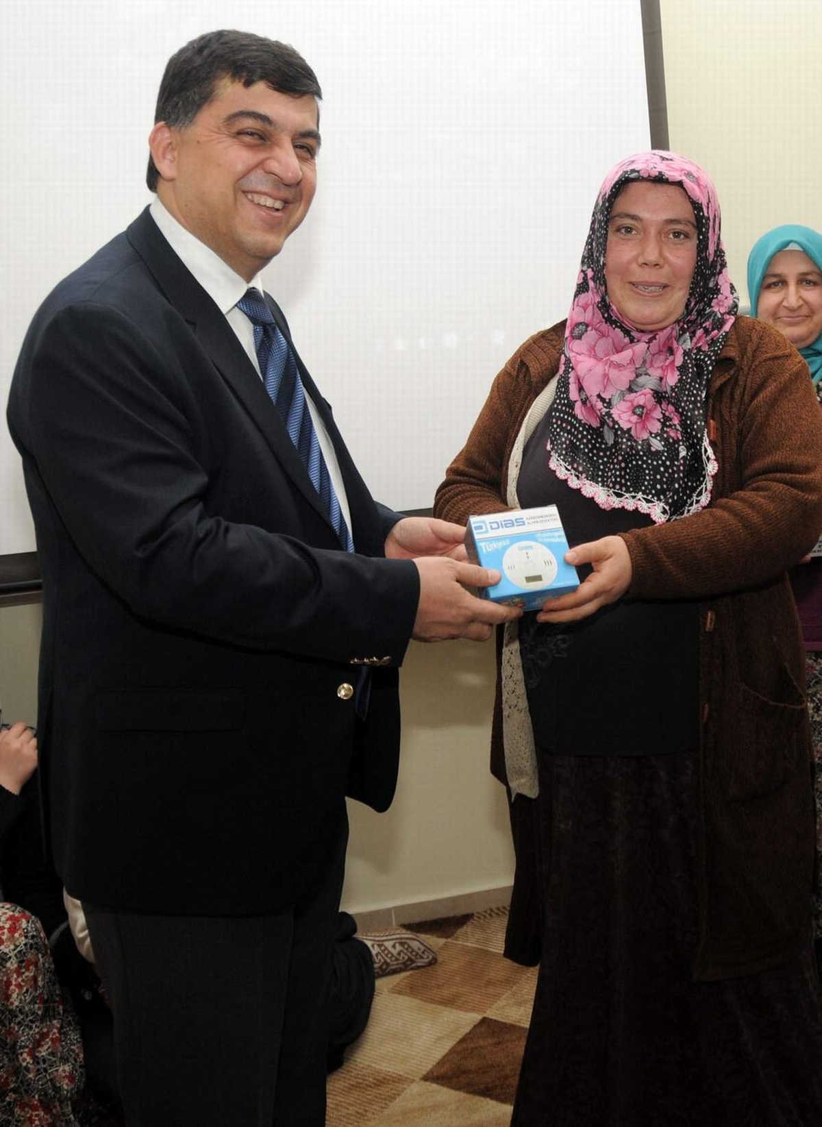 Başkan Fadıloğlu, Hayat Kurtaran Cihazlardan Dağıttı