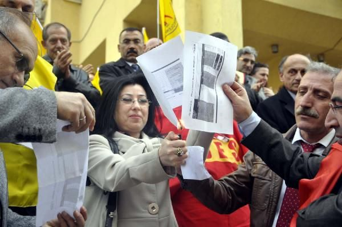Bes\'ten Adliye Önünde Bordro Yakma Eylemi