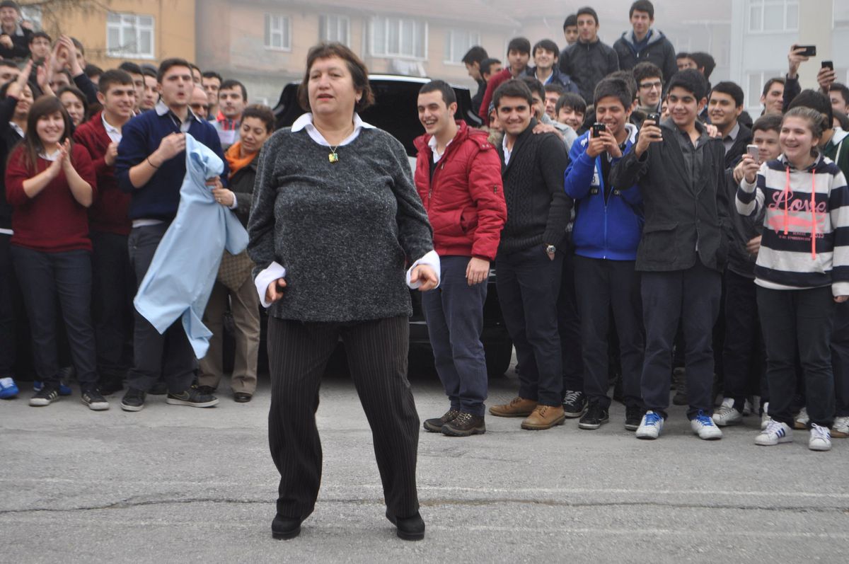 "Bir Milyar Kadın Dans Ediyor"