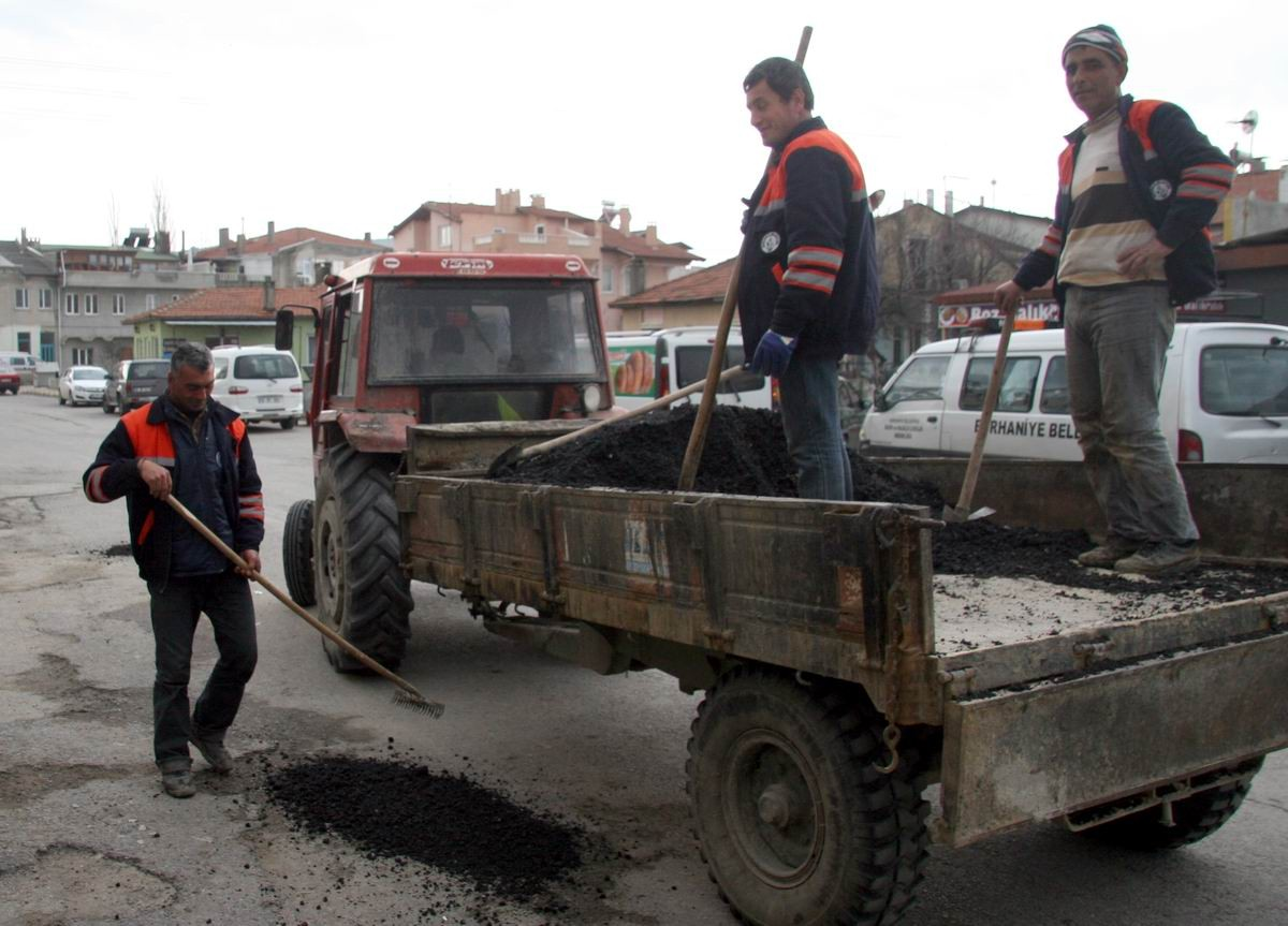 Burhaniye\'de Sel Sonrası Asfalt Timi Kuruldu
