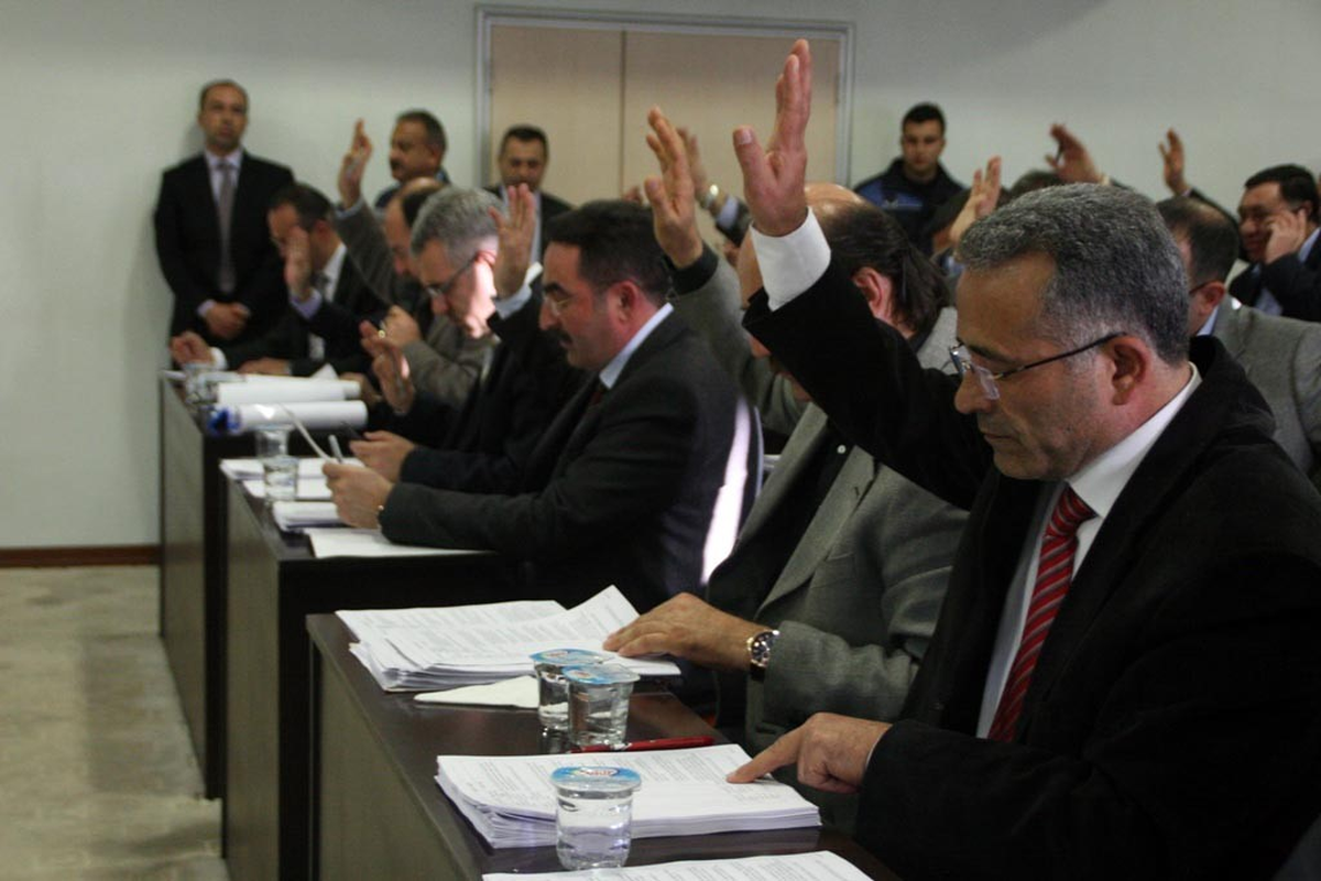 Büyükşehir Meclisi Tartışmayla Başladı, Tatlı ile Bitti