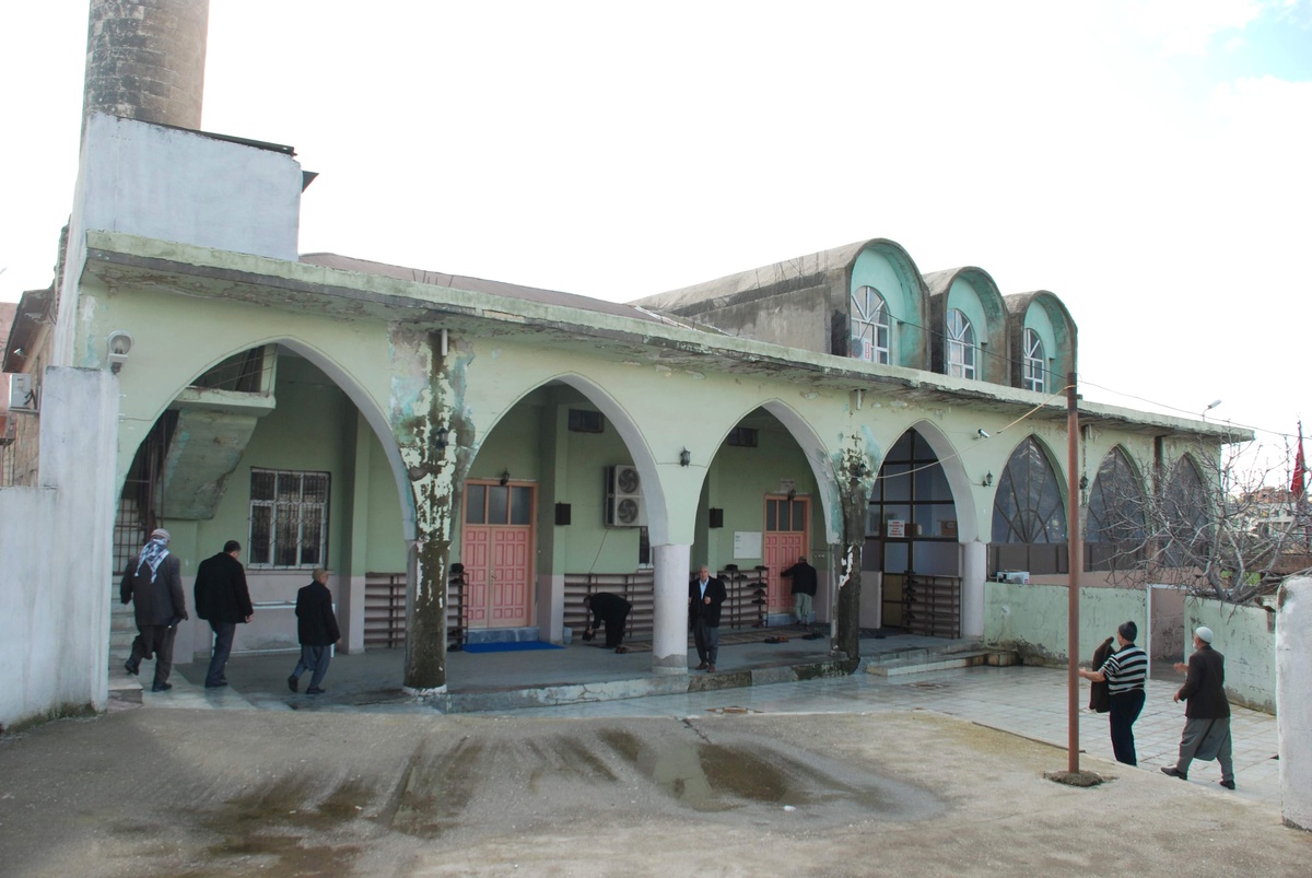Camiden Ayakkabı Çalan Hırsız, Güvenlik Kamerası Tarafından Görüntülendi