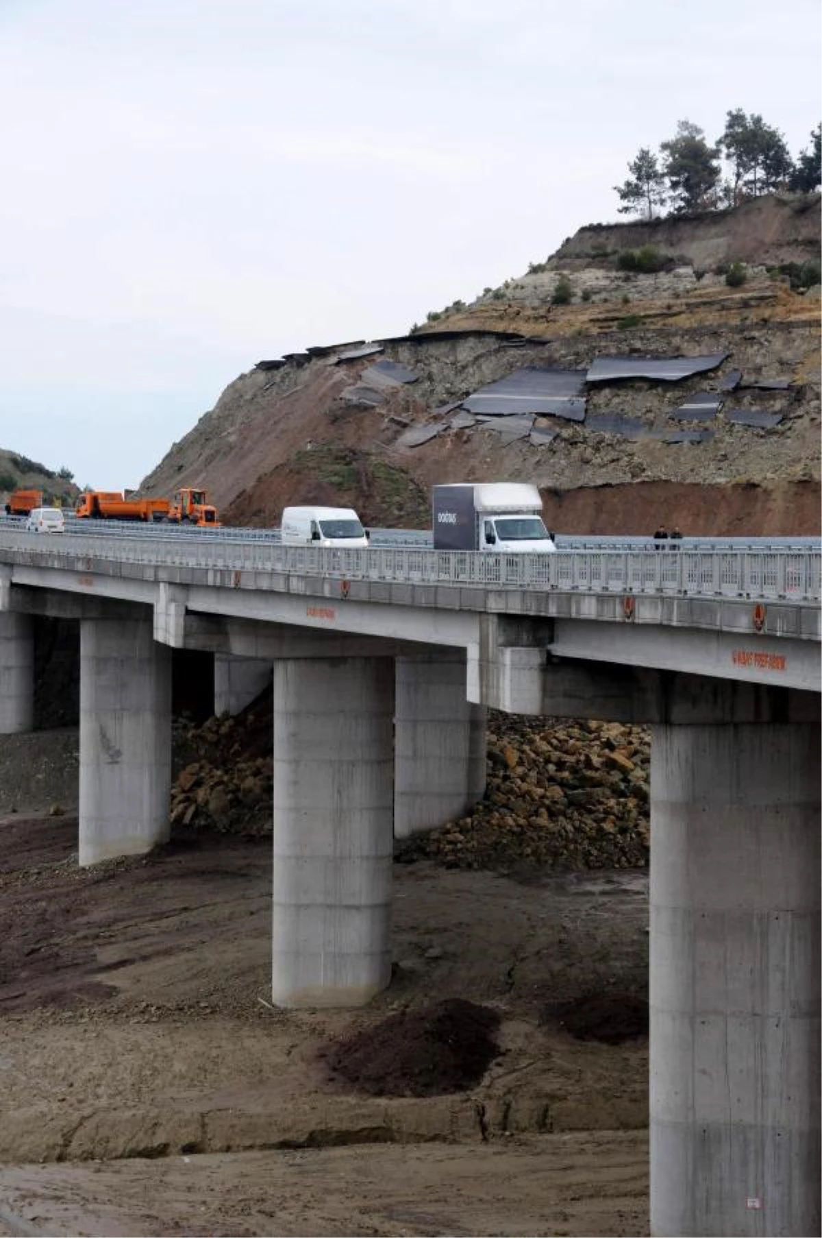 Çanakkale- İzmir Yolunda Ulaşım Tek Şeritten Sağlanıyor