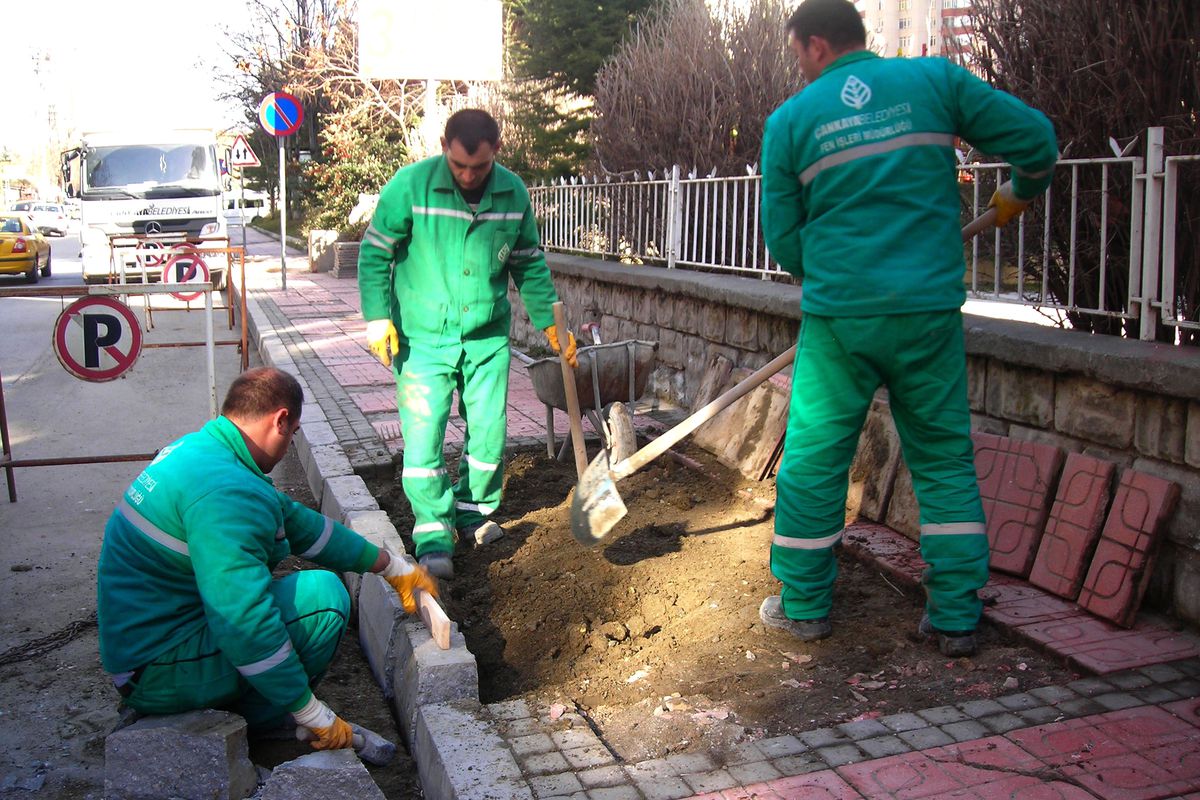 Çankaya\'da Kaldırım Onarımları Devam Ediyor