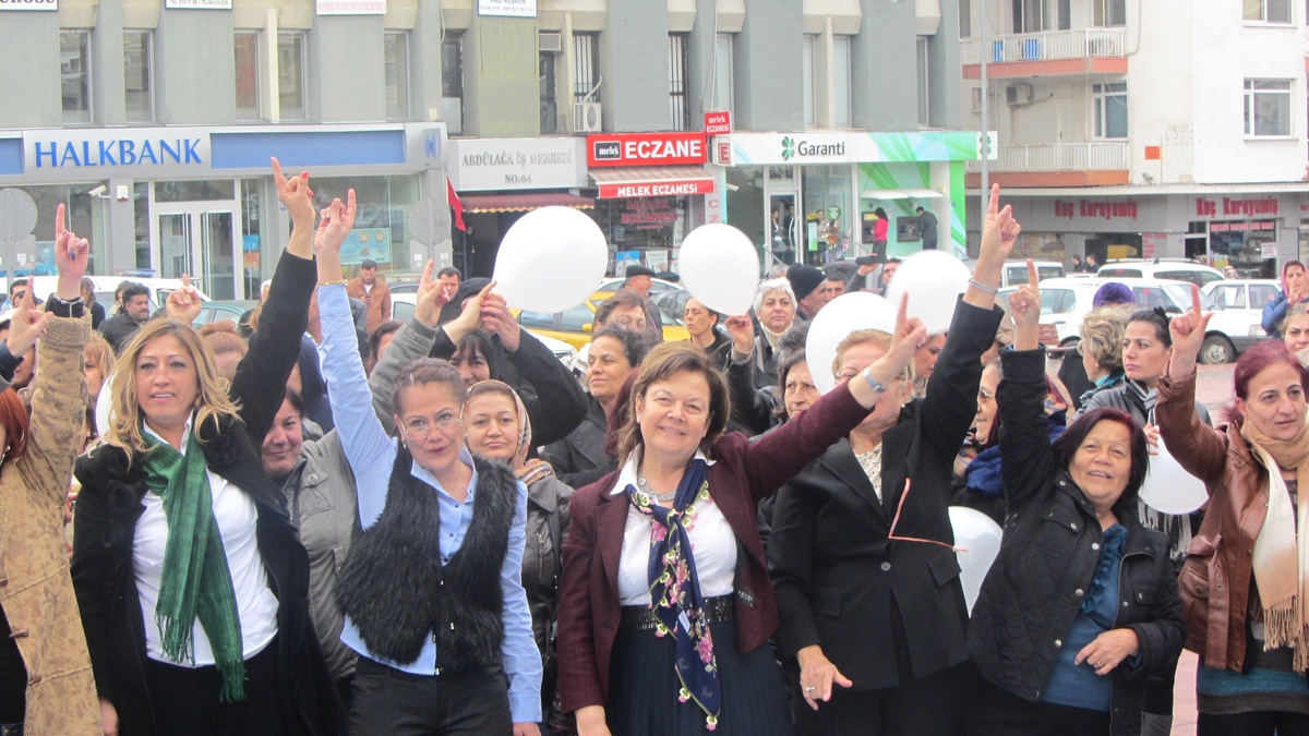 CHP İzmir Milletvekili Hülya Güven, Kadınlarla Danslı Protestoda Buluştu