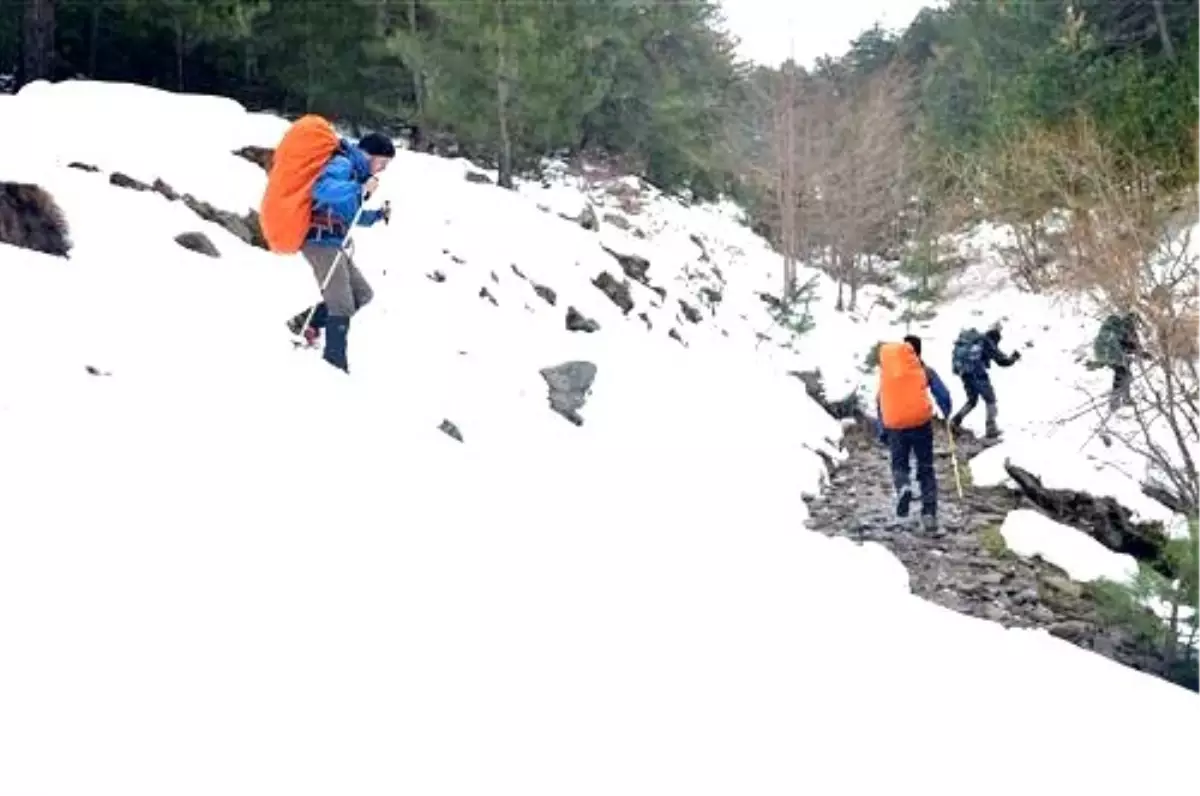 Çığ Felaketinden Kurtulan Dağcılar Arkadaşlarını Arıyor