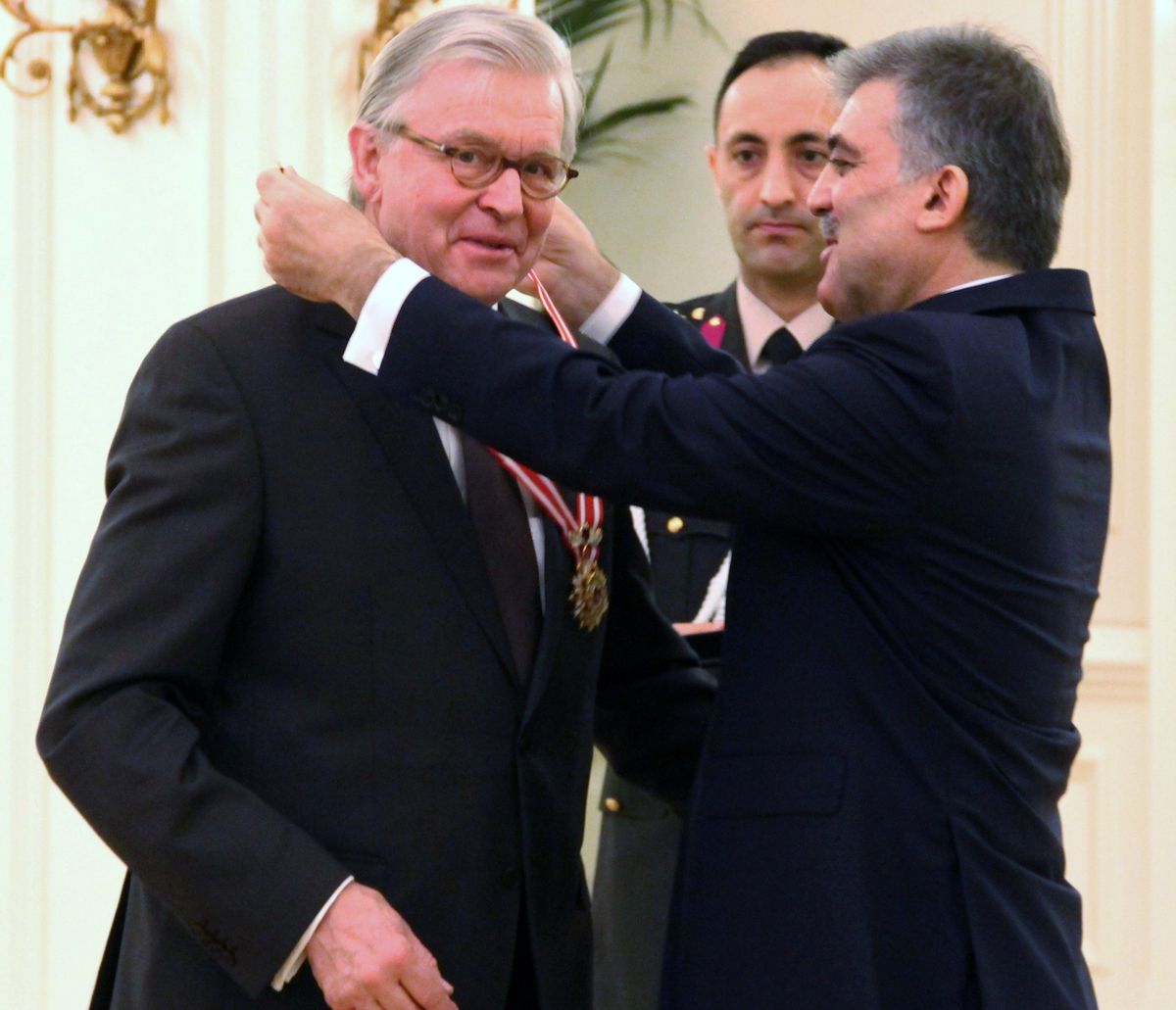 Rene van der Linden\'e Cumhuriyet Nişanı