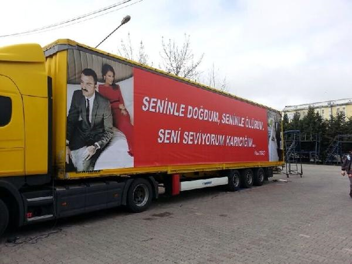 Demet Akalın\'a Eşinden İlginç Süpriz