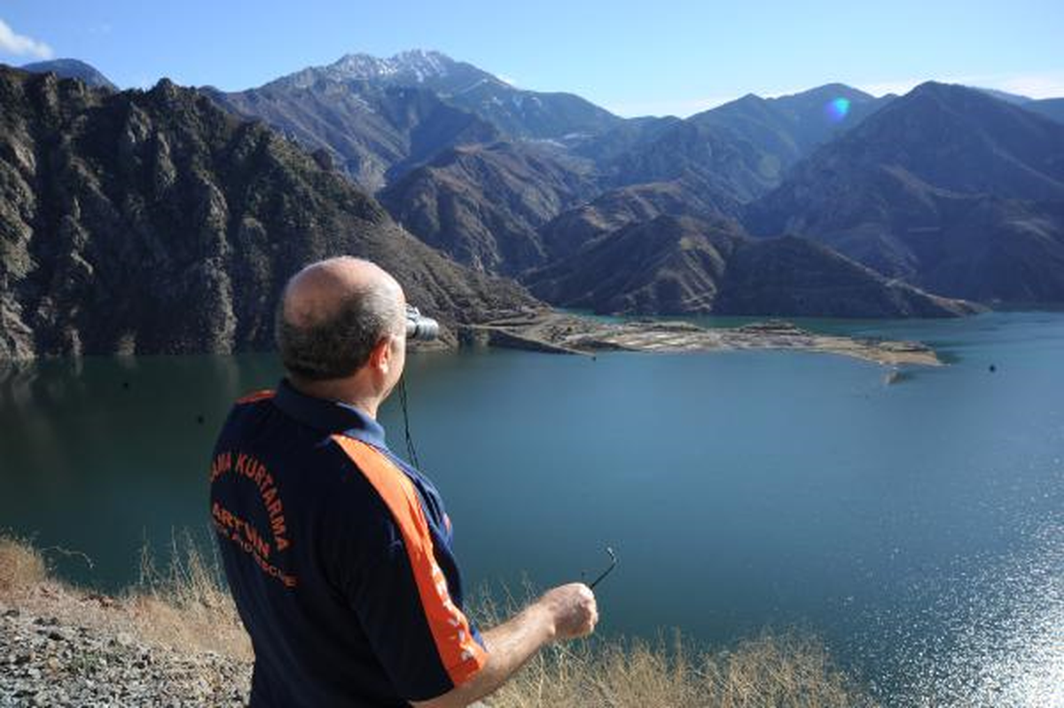 Deriner Baraj Gölü Çevresinde Mahsur Kalan Atlar Kurtarıldı