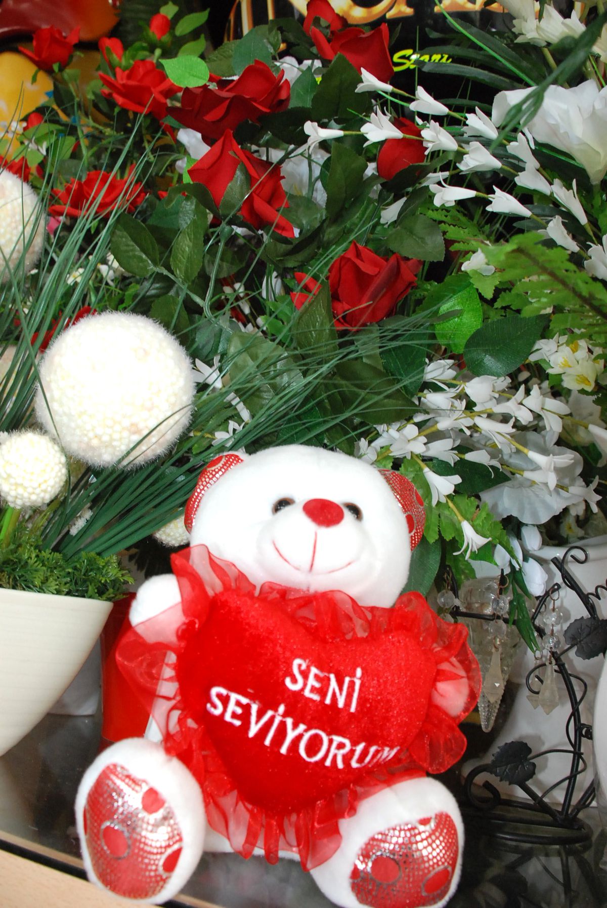 Didim\'de Sevgililer Günü Çiçekçilerin Yüzünü Güldürdü