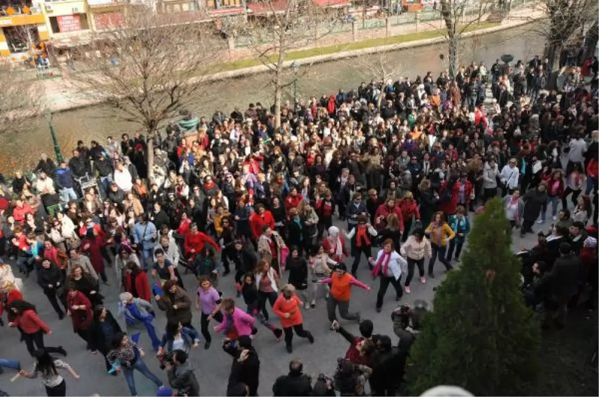 Eskişehir'de 500 Kadın Şiddete Karşı Dans Etti