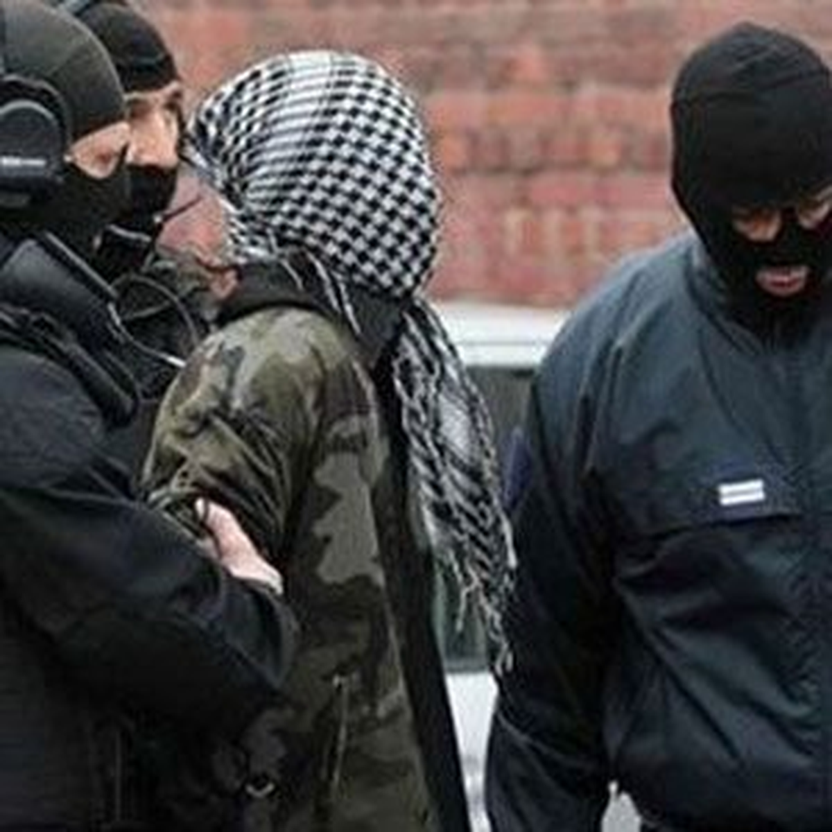 Fransa -Gözaltına Alınan 16 PKK\'lı Paris\'e Getirildi