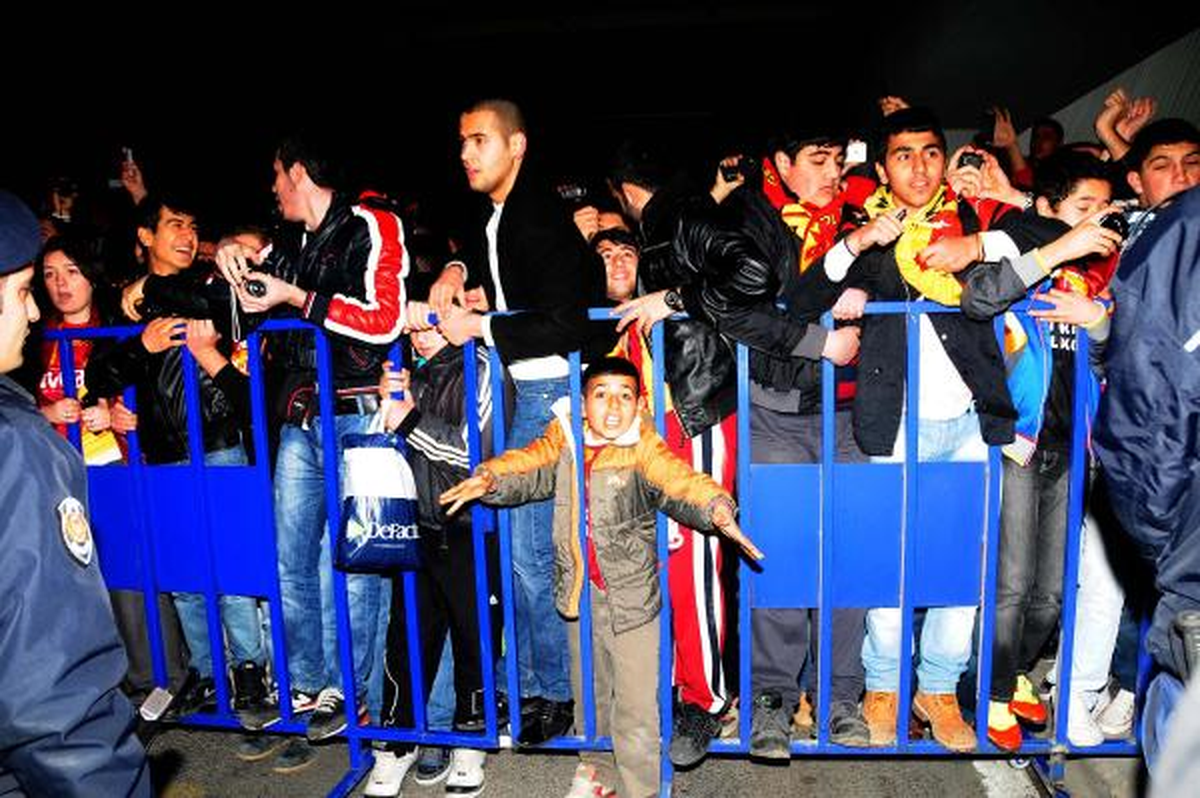 Galatasaray\'a İzmir\'de Coşkulu Karşılama